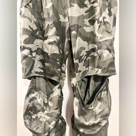 Fashion Nova Tide Is High Stacked Wide Leg Camo Pants Medium NWT - Picture 7 of 8